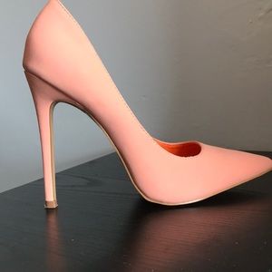 Pointed toe heel